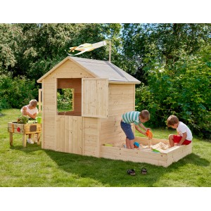 Soulet Kinderspielhaus Elisabeth mit Sandkasten und spielenden Kindern im Garten.