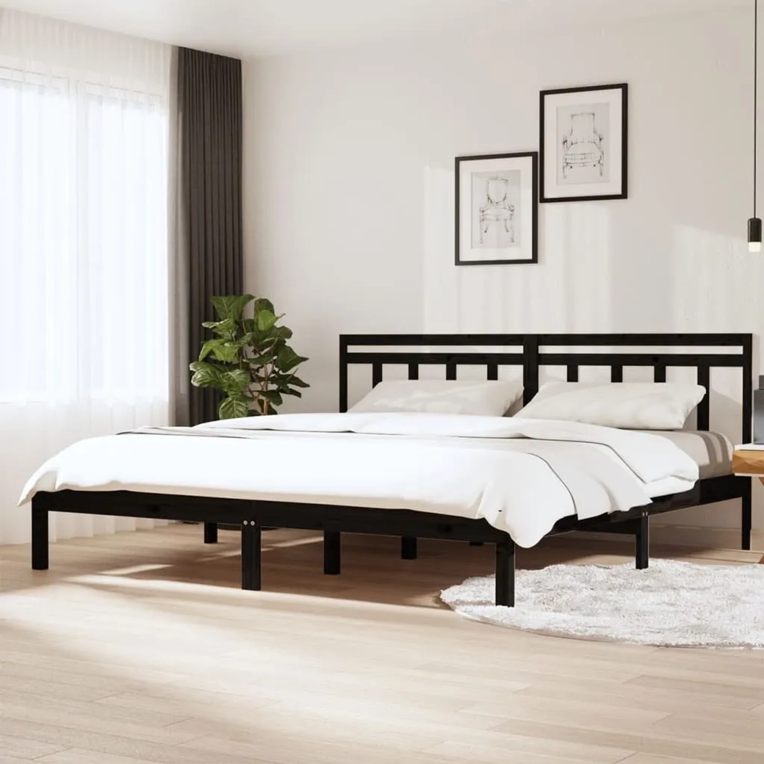 Schwarzes Massivholzbett (200x200 cm) mit Lattenrost und Kopfteil im Schlafzimmer.