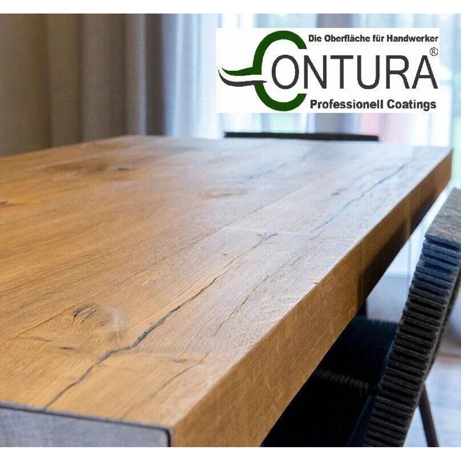 Geölte Holzplatte in Havanna mit Contura Hartwachsöl Colorline. Holzöl für Möbel und Parkett.