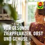 Frau pflegt Pflanzen mit Compo Schädlingsfrei Plus AF, Mittel gegen Blattläuse.