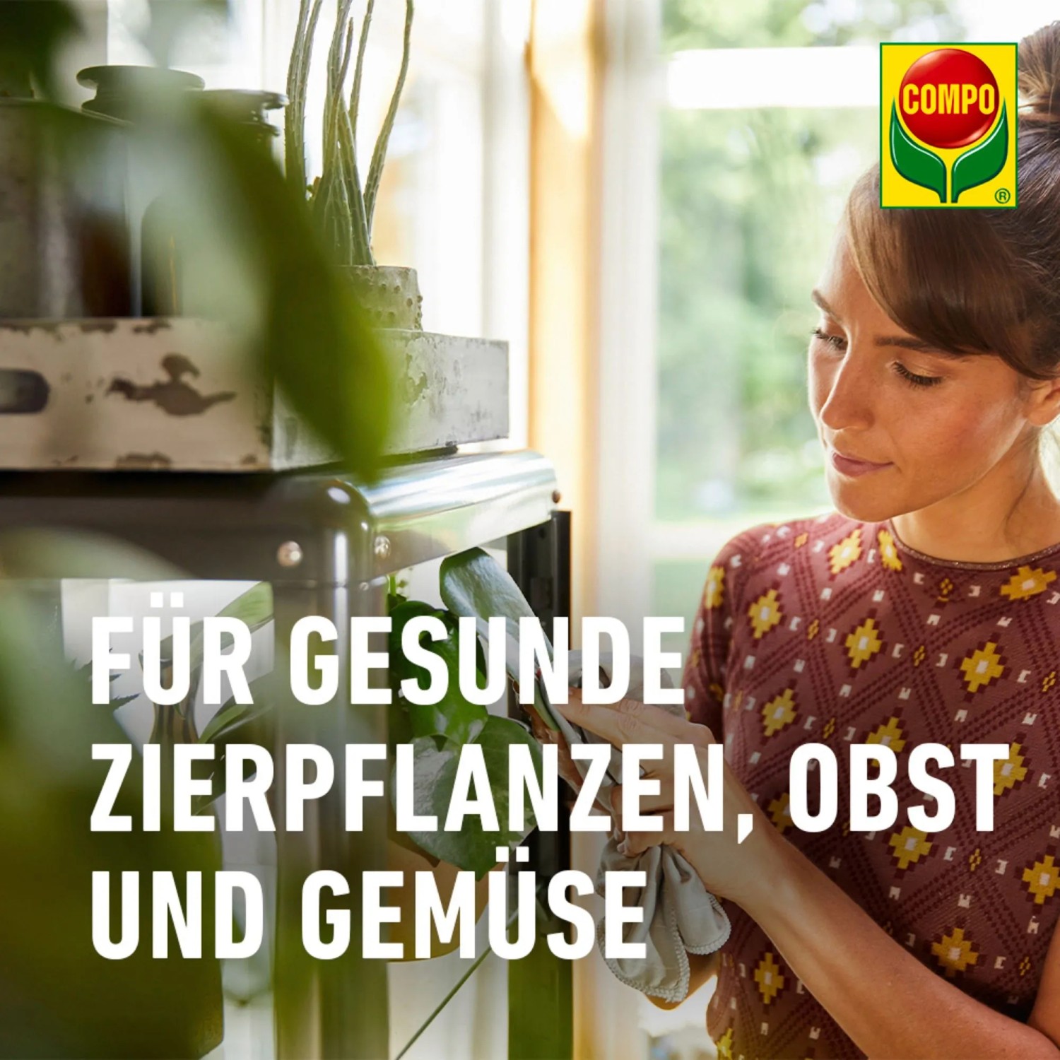 Frau pflegt Pflanzen mit Compo Schädlingsfrei Plus AF, Mittel gegen Blattläuse.