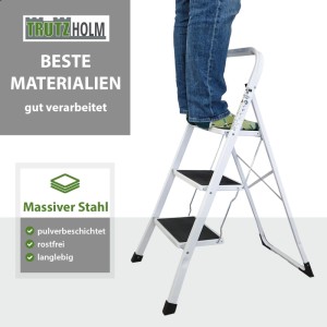 TRUTZHOLM Trittleiter, 3 Stufen, weiß, mit Person auf oberster Stufe. Klappbar, Stahl, Anti-Rutsch.