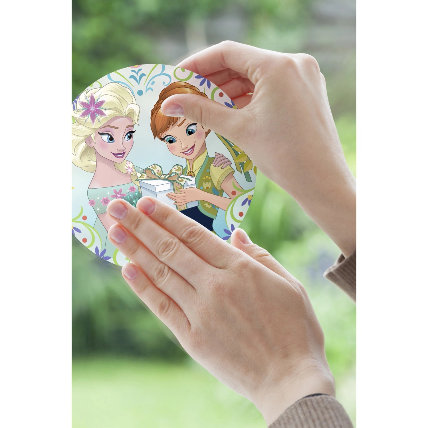 Komar Fenstersticker Frozen Springday mit Elsa und Anna, 30x30 cm, Wanddeko.