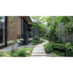 Graue Waterform Regentonne Smooth 510 l im Garten neben einem Haus.