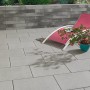 Verlegte Kann Terrassenplatte Casavera Grau, 60x40 cm, mit Liege und Bepflanzung.