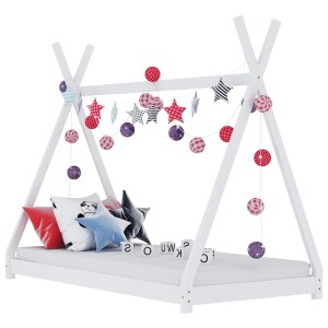Weißes Kinderbettgestell aus massivem Kiefernholz im Tipi-Stil, 80x160 cm. Dekoriert mit bunten Girlanden.