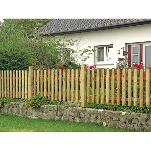 Gartenzaun Heiko, 180x60 cm, grün imprägniert, mit abgerundeten Latten vor einem Haus.