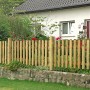 Gartenzaun Heiko, 180x60 cm, grün imprägniert, mit abgerundeten Latten vor einem Haus.