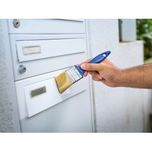 Hand lackiert Briefkasten mit LUX Flachpinsel Lack 30mm. Pinsel mit blauem Griff.