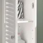 Detailaufnahme: Weißer SoBuy Badschrank mit Lamellentür, offenem Fach und Ablage.