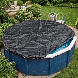 Schwarze, runde Poolabdeckung aus Polyethylen auf blauem Aufstellpool im Garten. UV-beständig, wasserdicht, sturmsicher.