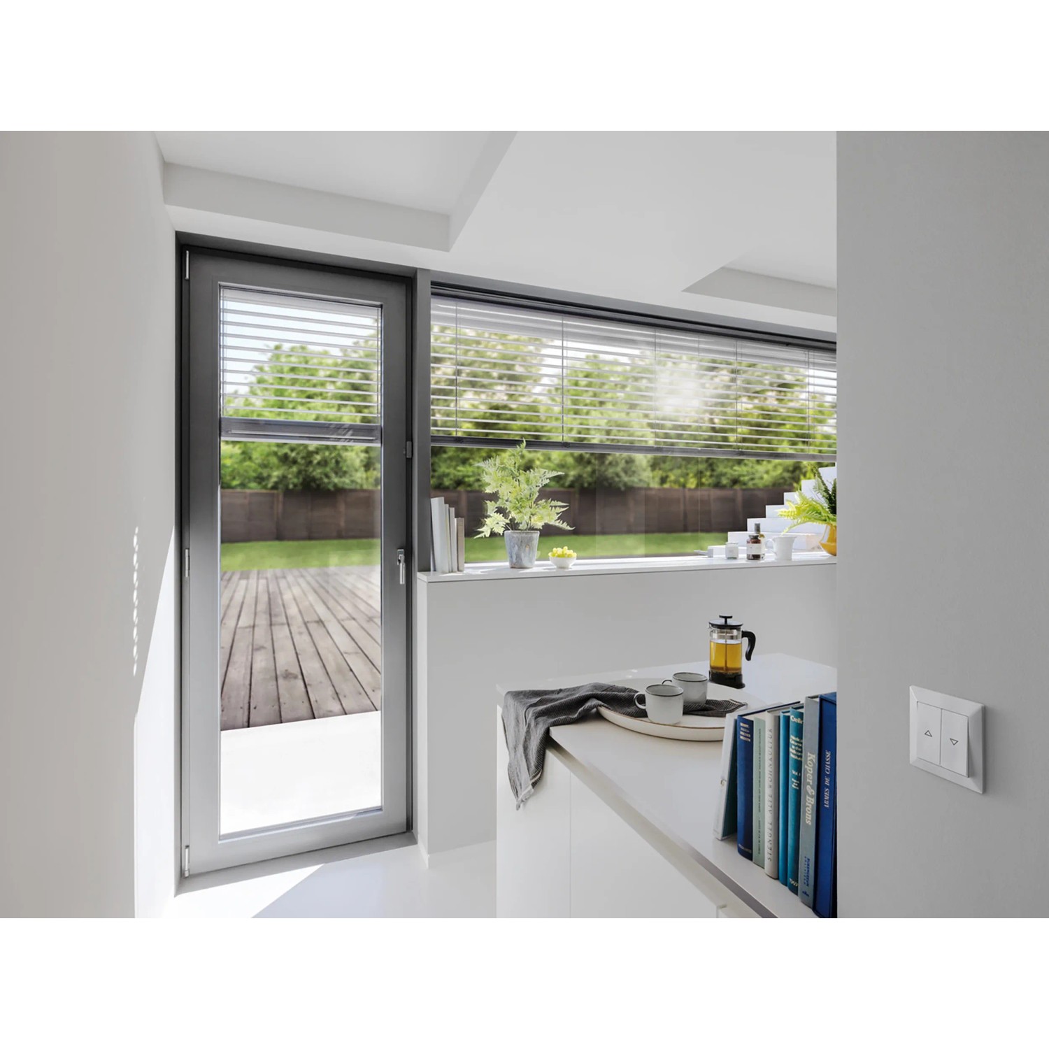 Helle Küche mit Jalousien, gesteuert durch das Bosch Smart Home Starter-Set Beschattung.