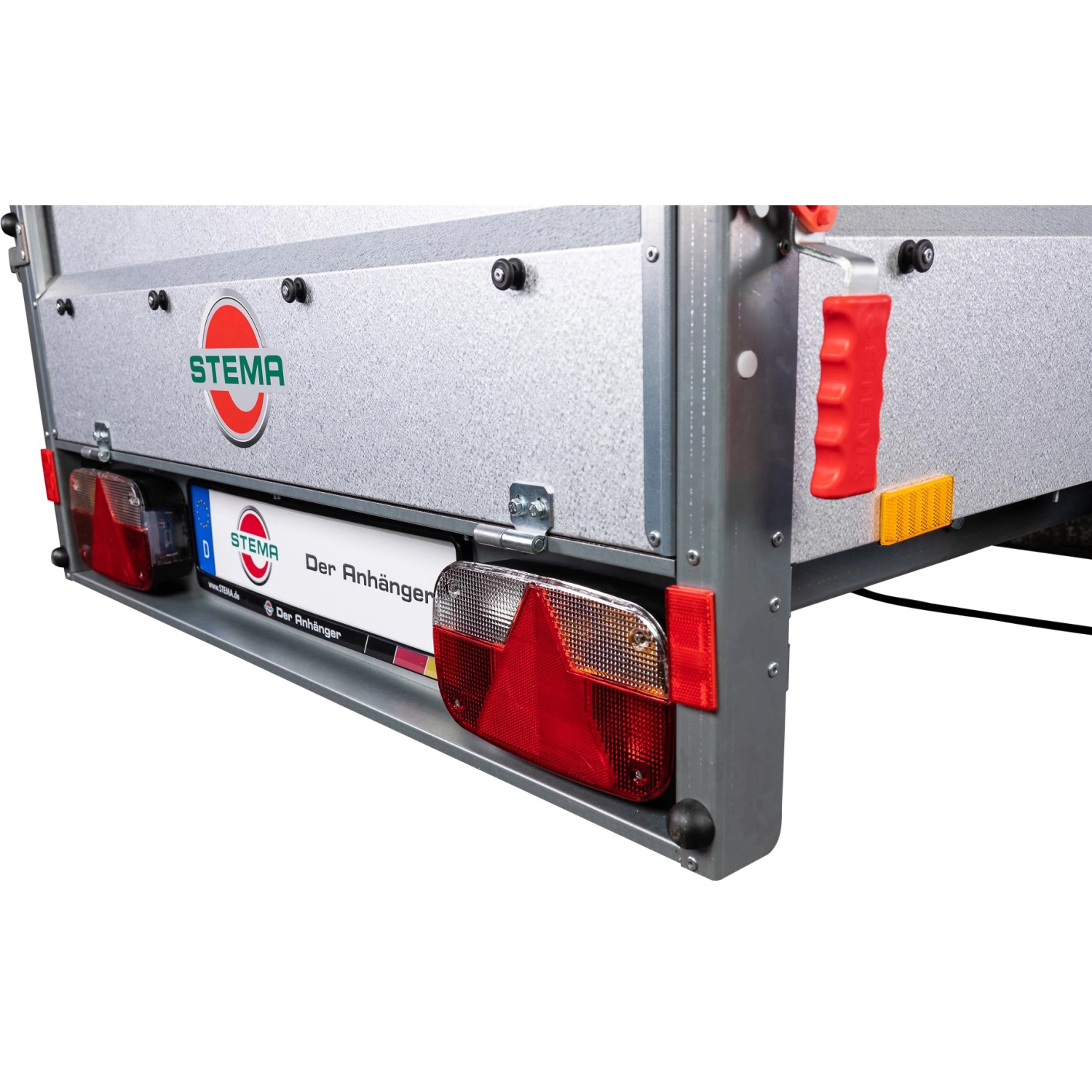 Detailansicht Stema Basic 750 Autoanhänger mit Rückleuchten und Kennzeichenhalter.