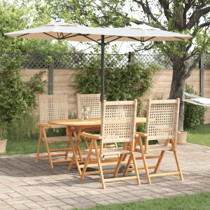 Beige 5-tlg. Garten-Essgruppe aus Akazienholz und Rattan für 4 Personen.