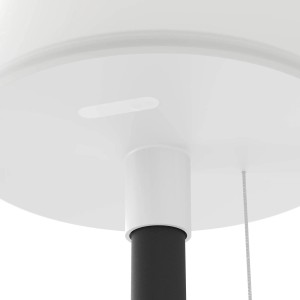 Detailaufnahme der EGLO MONTAPALMA-L Solar-Stehleuchte in Weiß-Schwarz mit Zugschalter.
