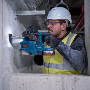 Bosch Professional Akku-Bohrhammer GBH 18V-22 in Aktion beim Bohren in Beton.