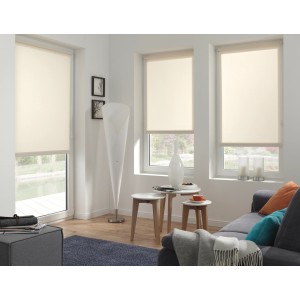 Gardinia EasyFix Rollo, 120x150 cm, weiß, in Wohnraum mit Sofa und Fenstern.