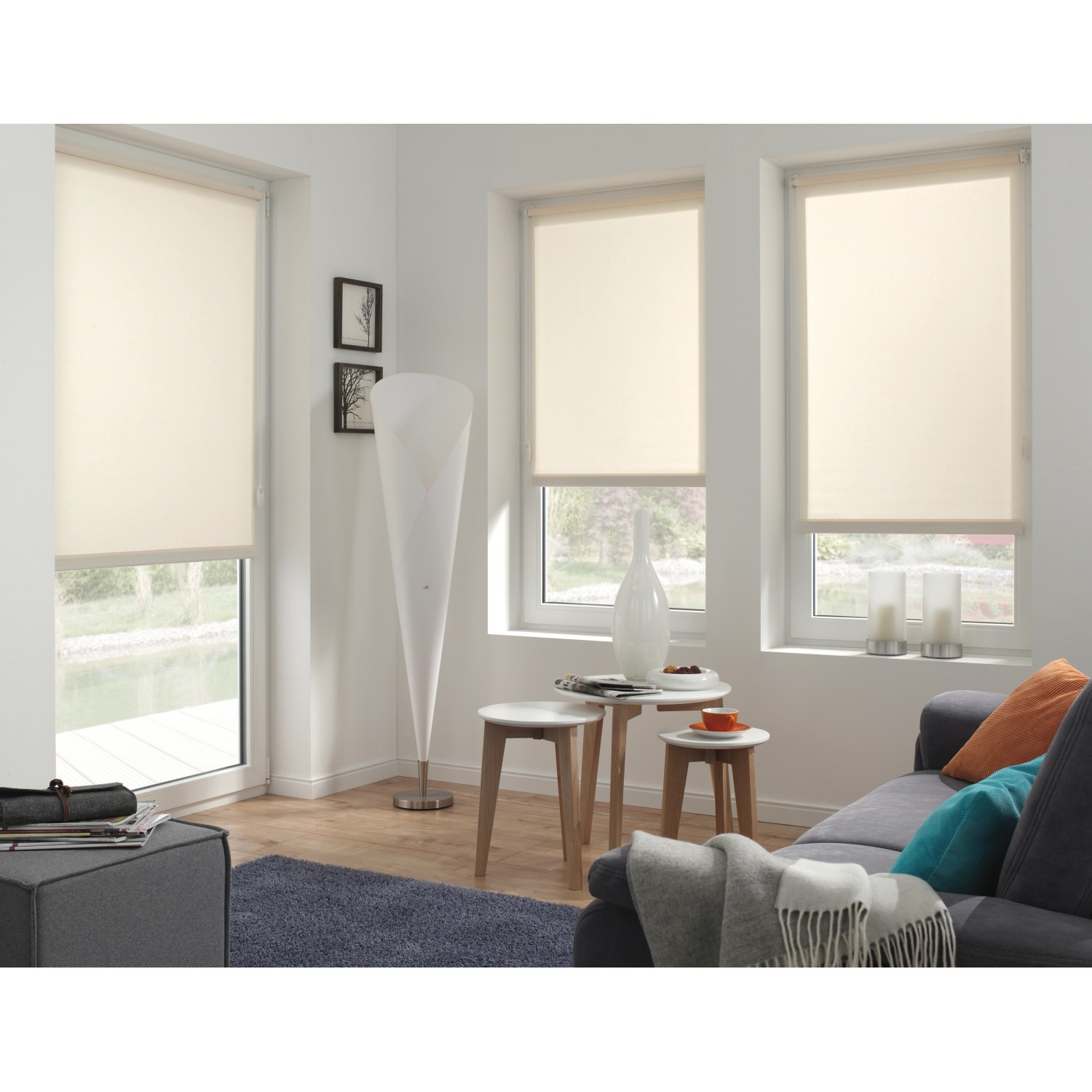 Gardinia EasyFix Rollo, 120x150 cm, weiß, in Wohnraum mit Sofa und Fenstern.