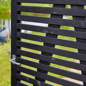 Schwarzes Doppeltor Tokyo aus Nadelholz, 200x140 cm, mit horizontalen Leisten und silbernem Griff.