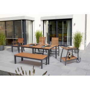 Gartenmöbel-Set mit Stapelstuhl Bonlee aus FSC®-Holz, Tisch, Bank und Servierwagen auf einer Terrasse.