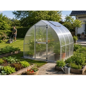 KGT Gewächshaus Alu blank im Garten, mit Pflanzen, Dachfenster und Tür. Ideal für Gemüse- & Kräuterzucht.