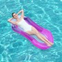 Frau entspannt auf pinkfarbener Bestway Aqua-Lounge Wasserhängematte im Pool.