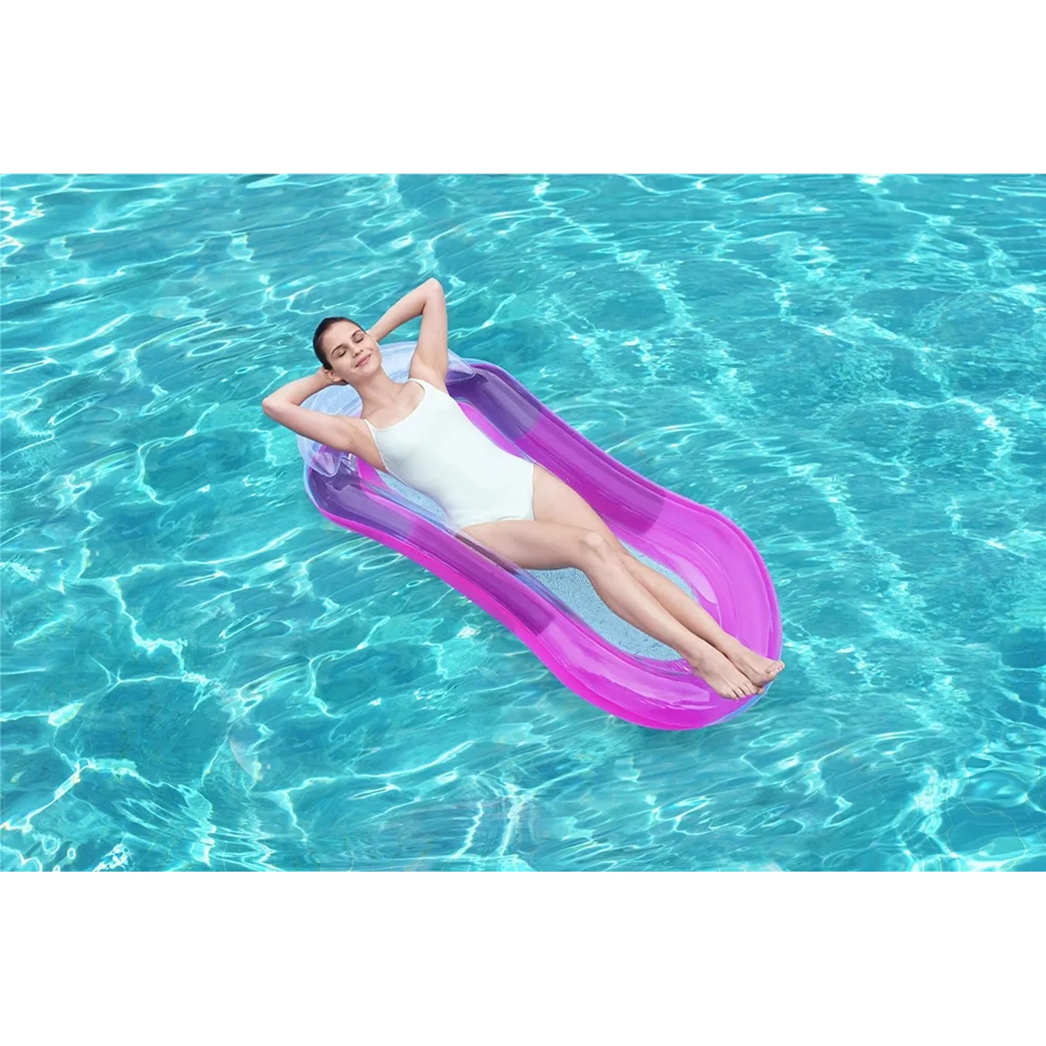 Frau entspannt auf pinkfarbener Bestway Aqua-Lounge Wasserhängematte im Pool.