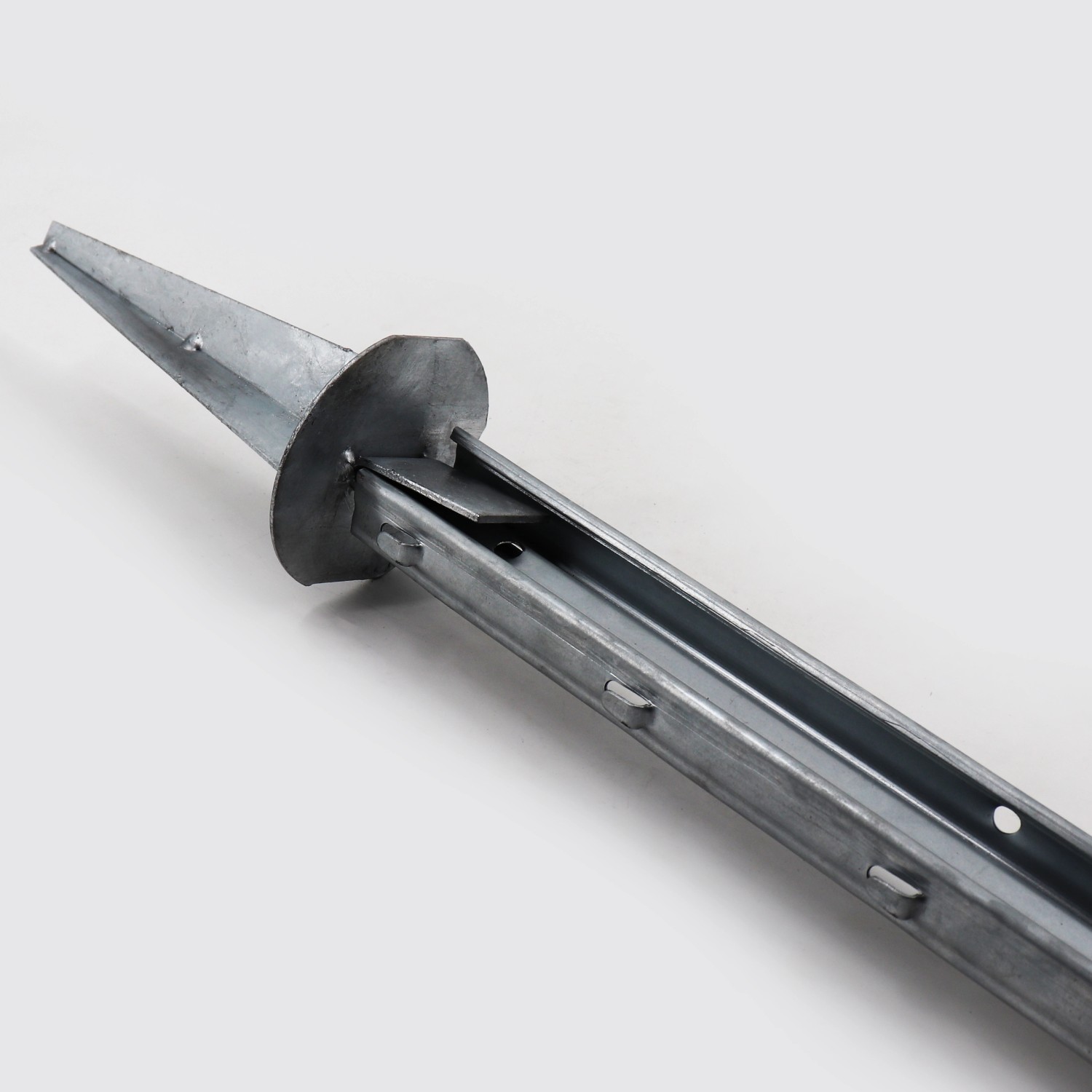 Detailaufnahme: Aquagart Längs-Strebe Z-Profil für Wildzaun/Forstzaun, verzinkt.