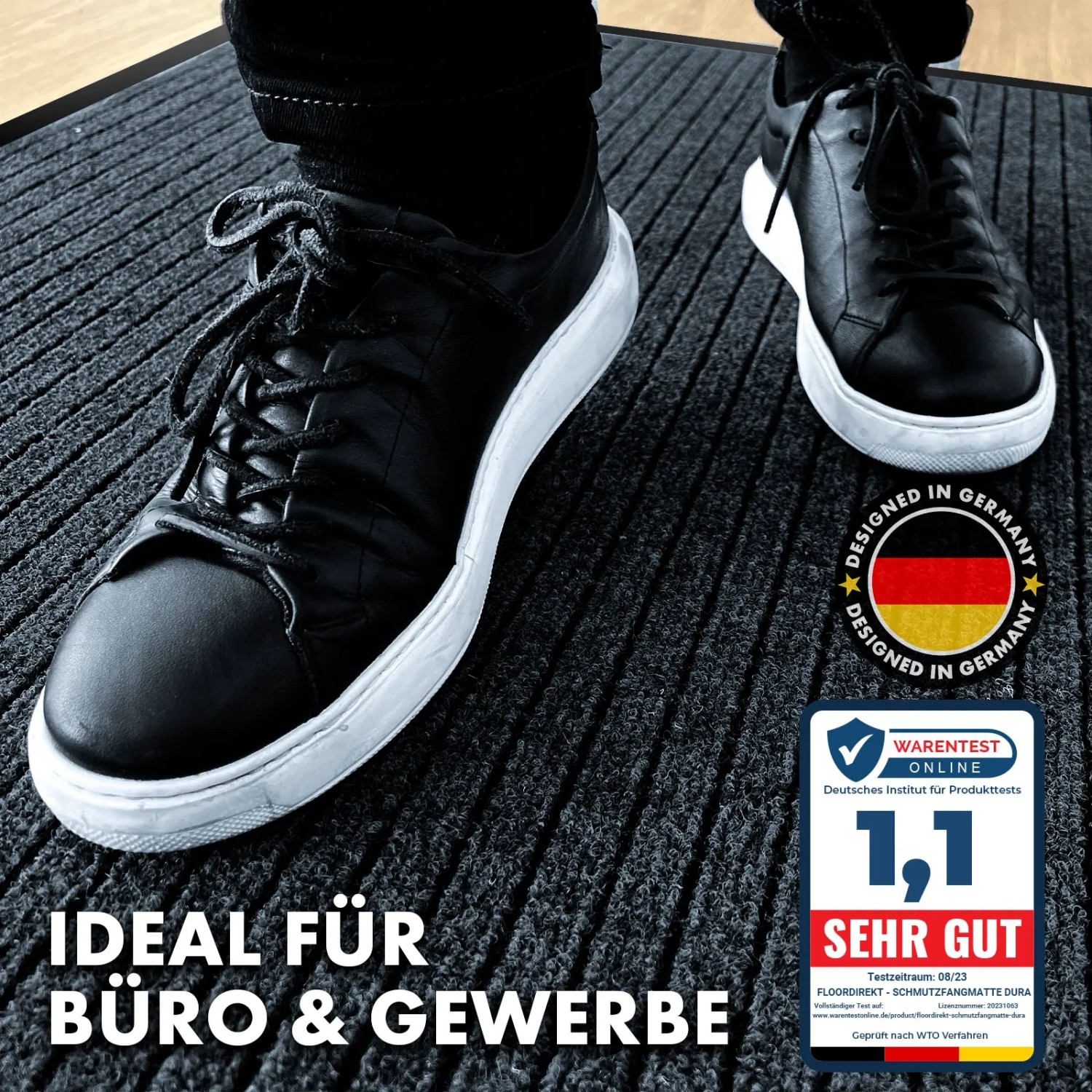 Anthrazitfarbene KARAT Schmutzfangmatte Dura, rutschfest, mit Schuhen darauf.