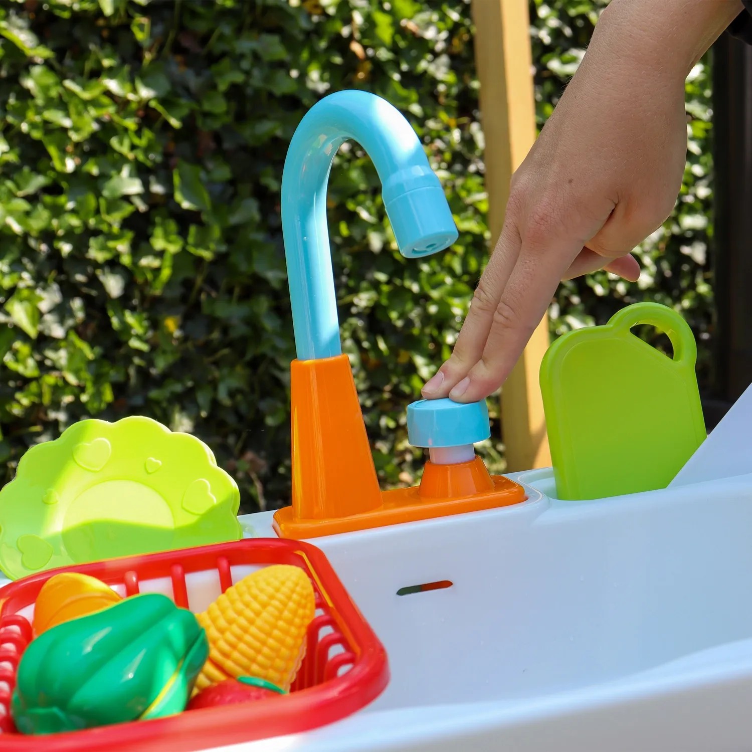 Detailaufnahme: Axi Picknicktisch Dennis mit Spielküchenspüle und Zubehör.