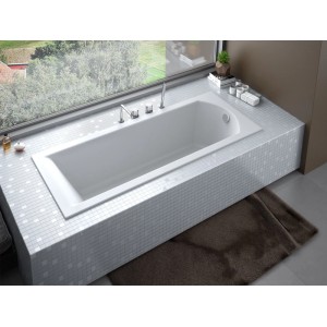 Weiße rechteckige Acryl-Badewanne 170x70 cm mit Ablauf und Füßen, modern im Badezimmer installiert.