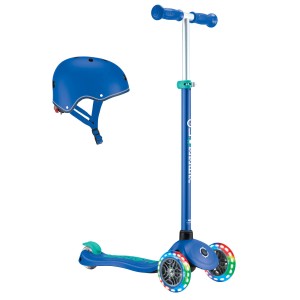 Blauer Globber Primo Plus Lights Tretroller mit Helm. 3-rädriger Kinderscooter mit LED-Leuchtrollen.