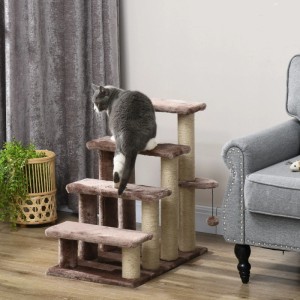 Graue Katze auf brauner PawHut Katzentreppe mit 4 Stufen, integriertem Kratzbaum und Spielball. Ideal für kleine Katzen.