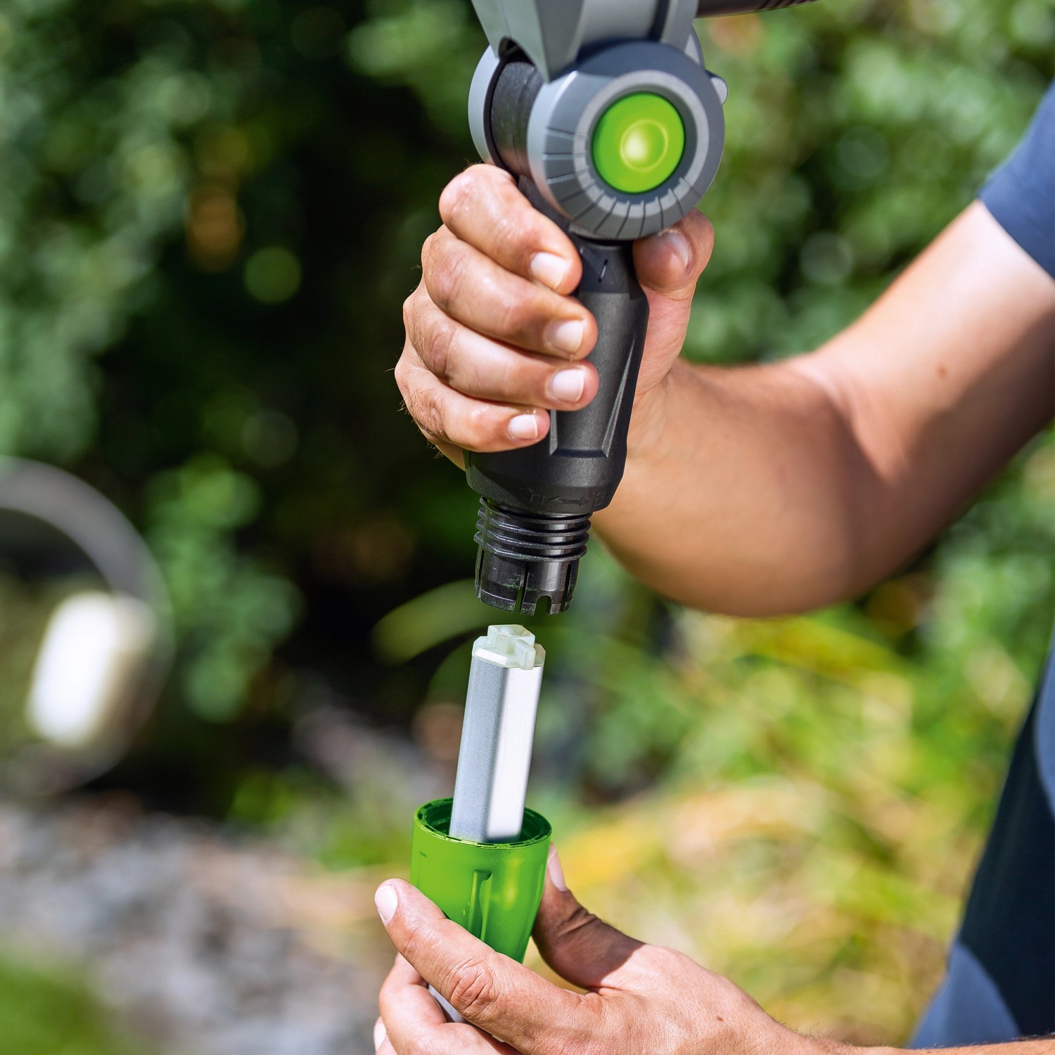 Akku einsetzen in LUX 2in1 Akku-Teleskop-Heckenschere & Astsäge 1 PowerSystem