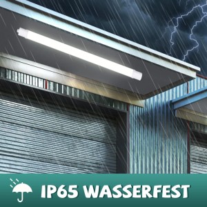 Weiße NETTLIFE LED Deckenleuchte 120cm, IP65 wasserfest, leuchtet hell unter einem Vordach im starken Regen mit Blitz.