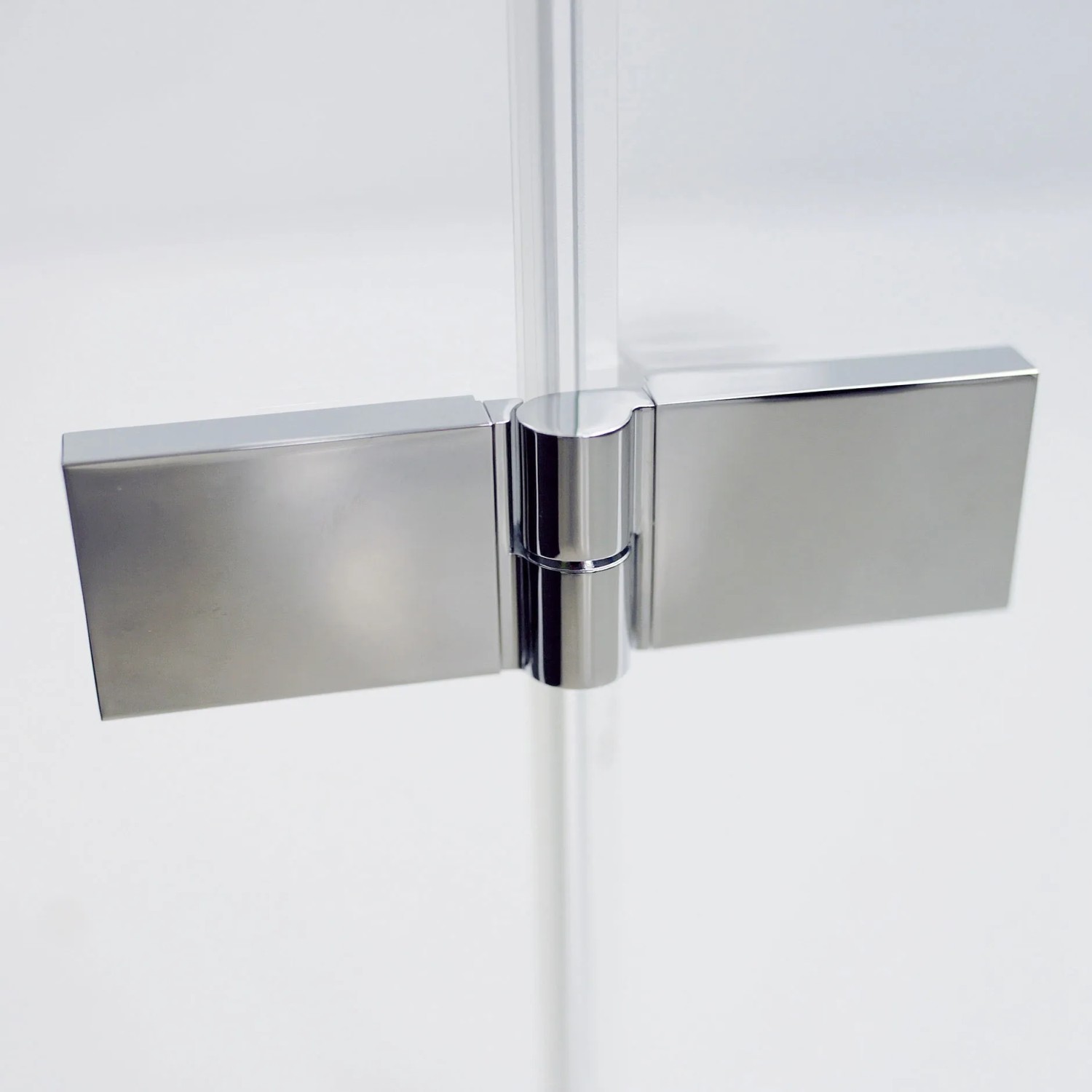Detailaufnahme: Chrom-Scharnier einer Breuer Drehtür für Dusche mit Klarglas.