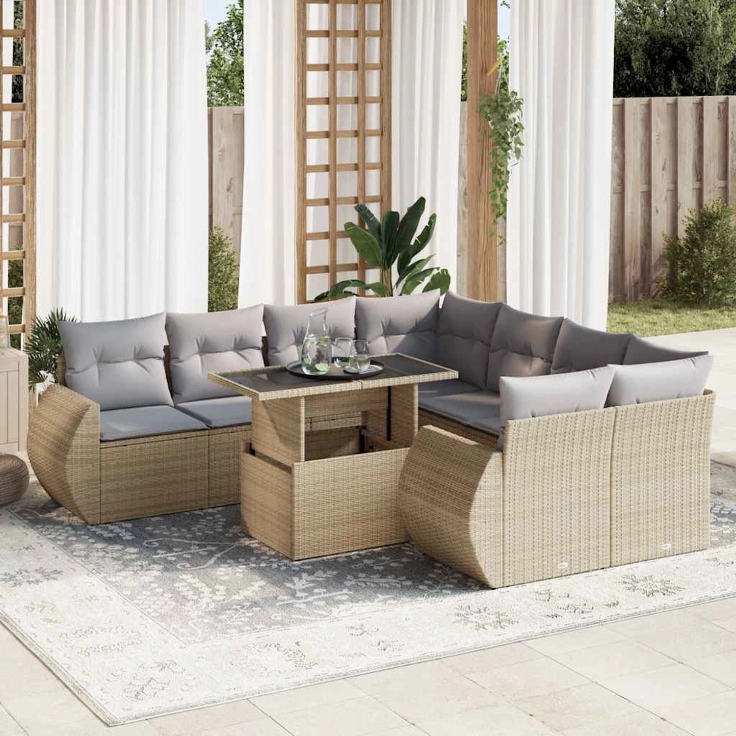 Beige 9-teilige Garten-Sofagarnitur aus Polyrattan mit hellgrauen Kissen und Tisch.