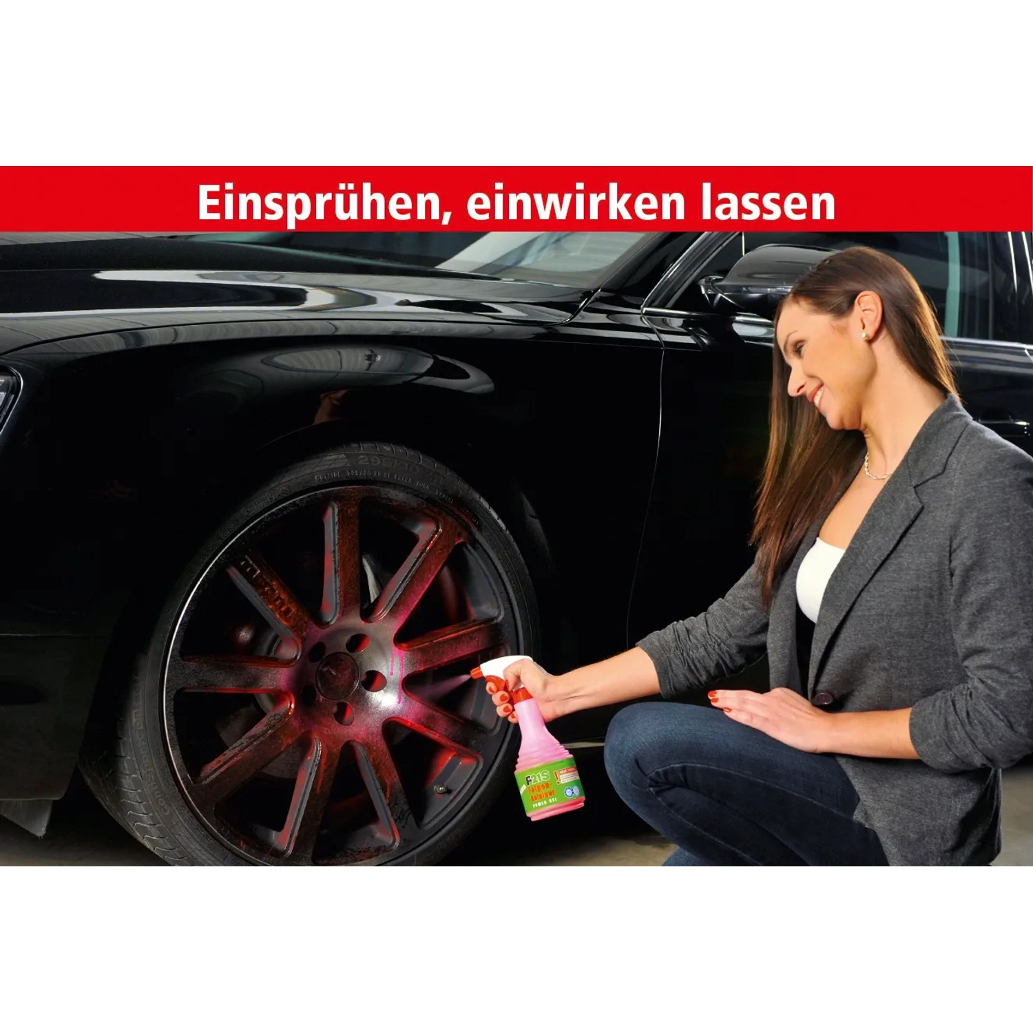 Anwendung Dr. Wack P21S Felgenreiniger Power Gel auf Alufelge eines schwarzen Autos.