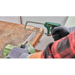 Bosch Bügelsäge 15 cm im Einsatz beim Sägen von Metallprofil.