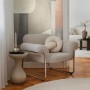 Fototapete Abstrakt in Beige, Oliv, Orange und Creme im Wohnzimmer mit Sessel und Beistelltisch.
