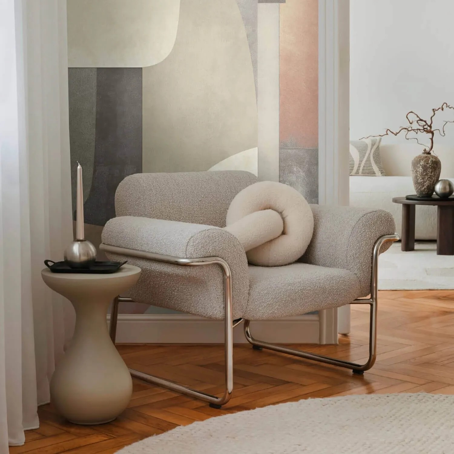 Fototapete Abstrakt in Beige, Oliv, Orange und Creme im Wohnzimmer mit Sessel und Beistelltisch.