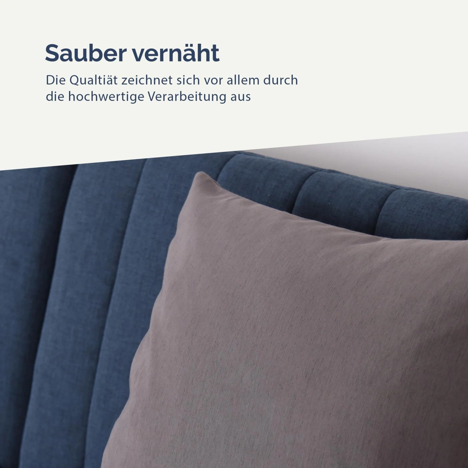 Bestlivings Kissenhülle Joy 60x60 cm, grau, auf einem Sofa. Dekokissen für Wohnzimmer und Garten.