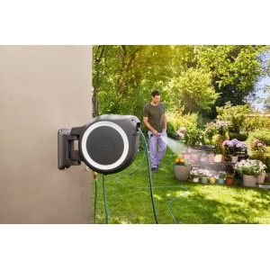 Gardena Wand-Schlauchbox RollUp M/L mit Gartenschlauch und Spritze im Einsatz.