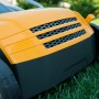 Stiga Elektro-Vertikutierer SV 213 E, gelb-schwarz, auf Rasen. Detailaufnahme.