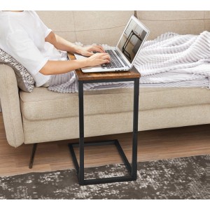 Vasagle Beistelltisch in C-Form, braun-schwarz, mit Laptop am Sofa.