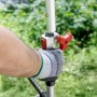 Detailaufnahme: Metabo Freischneider-Aufsatz MA-FS 40 mit Hand am Schnellverschluss.