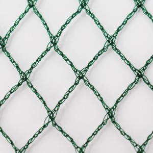 Detailaufnahme: Dunkelgrünes Aquagart Teichnetz Laubschutznetz mit 15mm Maschenweite.