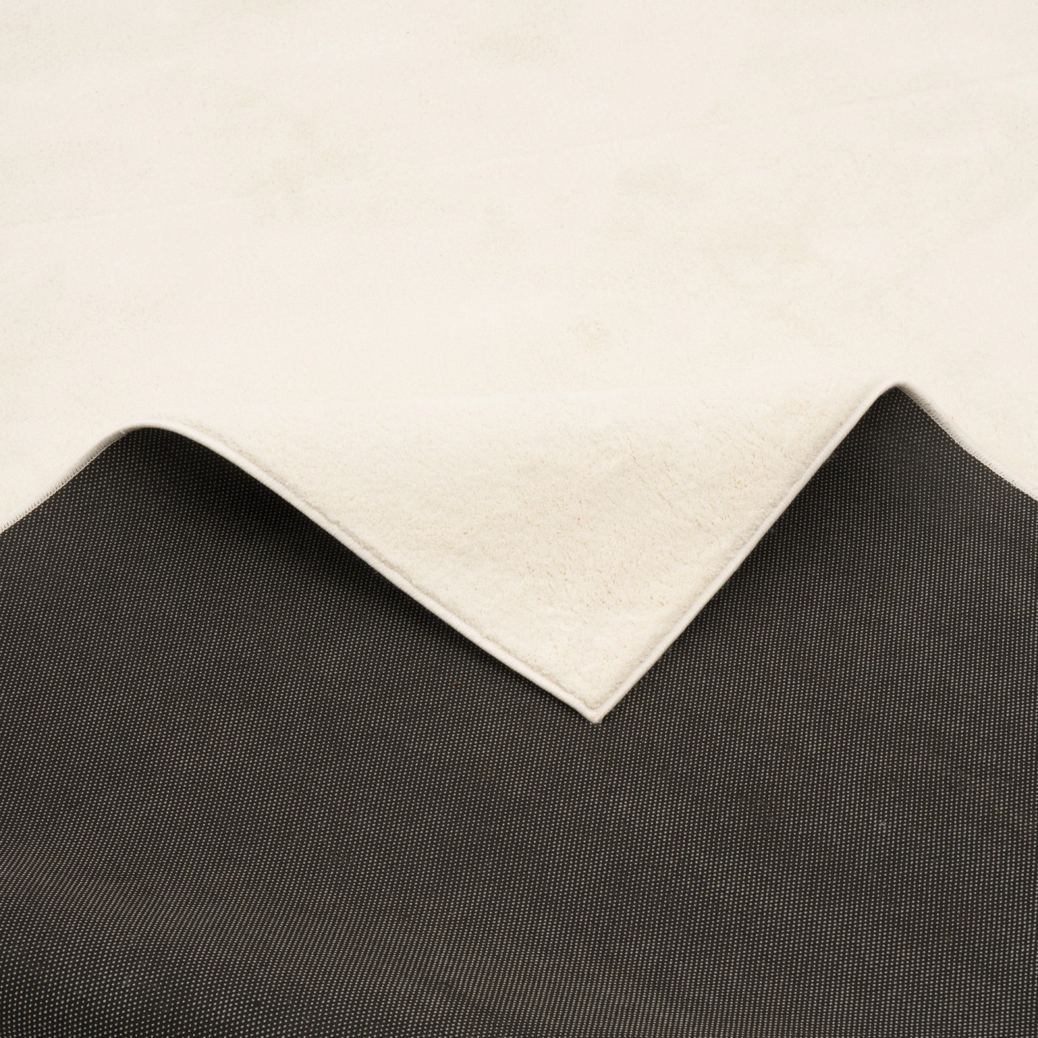 Creme-farbener Pergamon Hochflor Teppich Melia, Detailansicht der Rückseite.