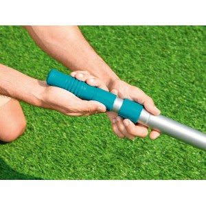 Bestway Pool Teleskopstange 360 cm in den Händen, zur Poolreinigung und Zubehörbefestigung.