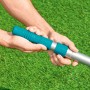 Bestway Pool Teleskopstange 360 cm in den Händen, zur Poolreinigung und Zubehörbefestigung.